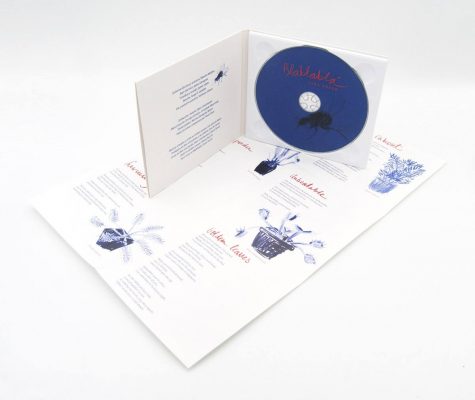 Digipack de dos cuerpos con CD Audio y póster de 12 páginas